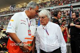 (L to R): Dr. Vijay Mallya (IND) Sahara Force India F1 Team Owner on the grid with Bernie Ecclestone (GBR) CEO Formula One Group (FOM). 28.10.2012. Formula 1 World Championship, Rd 17, Indian Grand Prix, New Delhi, India, Race Day.