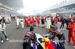 Sebastian Vettel (GER) Red Bull Racing RB8 pushed to the grid. 28.10.2012. Formula 1 World Championship, Rd 17, Indian Grand Prix, New Delhi, India, Race Day.