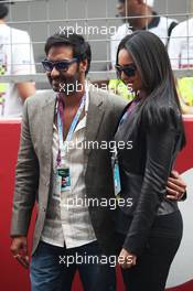 Jay Devgan (IND) and Sonakshi Sinha (IND), Bollywood Stars, on the grid. 28.10.2012. Formula 1 World Championship, Rd 17, Indian Grand Prix, New Delhi, India, Race Day.