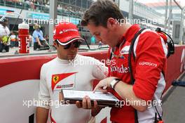 Felipe Massa (BRA) Ferrari with Rob Smedley (GBR) Ferrari Race Engineer on the grid. 28.10.2012. Formula 1 World Championship, Rd 17, Indian Grand Prix, New Delhi, India, Race Day.