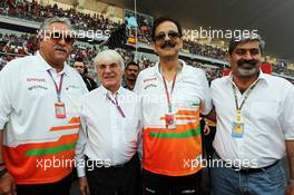 (L to R): Dr. Vijay Mallya (IND) Sahara Force India F1 Team Owner on the grid with Bernie Ecclestone (GBR) CEO Formula One Group (FOM), Subrata Roy Sahara (IND) Sahara Chairman and Vicky Chandhok (IND). 28.10.2012. Formula 1 World Championship, Rd 17, Indian Grand Prix, New Delhi, India, Race Day.