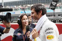 Mark Webber (AUS) Red Bull Racing with Lee McKenzie (GBR) BBC Television Presenter on the grid. 28.10.2012. Formula 1 World Championship, Rd 17, Indian Grand Prix, New Delhi, India, Race Day.