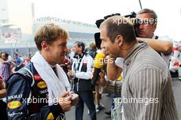 Sebastian Vettel (GER) Red Bull Racing with Kai Ebel (GER) RTL TV Presenter on the grid. 28.10.2012. Formula 1 World Championship, Rd 17, Indian Grand Prix, New Delhi, India, Race Day.