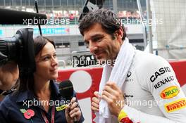 Mark Webber (AUS) Red Bull Racing with Lee McKenzie (GBR) BBC Television Presenter on the grid. 28.10.2012. Formula 1 World Championship, Rd 17, Indian Grand Prix, New Delhi, India, Race Day.