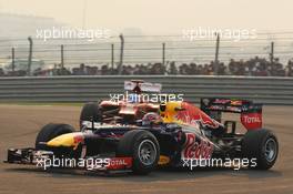 Mark Webber (AUS) Red Bull Racing RB8 leads Fernando Alonso (ESP) Ferrari F2012. 28.10.2012. Formula 1 World Championship, Rd 17, Indian Grand Prix, New Delhi, India, Race Day.