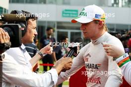 Nico Hulkenberg (GER) Sahara Force India F1 with Will Buxton (GBR) Speed TV Presenter. 27.10.2012. Formula 1 World Championship, Rd 17, Indian Grand Prix, New Delhi, India, Qualifying Day.