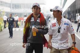 (L to R): Sergio Perez (MEX) Sauber with Kamui Kobayashi (JPN) Sauber. 28.10.2012. Formula 1 World Championship, Rd 17, Indian Grand Prix, New Delhi, India, Race Day.