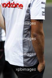New tattoo for Lewis Hamilton (GBR) McLaren. 25.10.2012. Formula 1 World Championship, Rd 17, Indian Grand Prix, New Delhi, India, Preparation Day