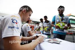 Paul di Resta (GBR) Sahara Force India VJM05 signs autographs for the fans. 25.10.2012. Formula 1 World Championship, Rd 17, Indian Grand Prix, New Delhi, India, Preparation Day