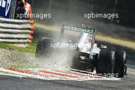 Michael Schumacher (GER) Mercedes AMG F1 W03 runs wide. 07.09.2012. Formula 1 World Championship, Rd 13, Italian Grand Prix, Monza, Italy, Practice Day
