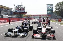 (L to R): Pastor Maldonado (VEN) Williams FW34 and Lewis Hamilton (GBR) McLaren MP4/27 arrive on the grid. 09.09.2012. Formula 1 World Championship, Rd 13, Italian Grand Prix, Monza, Italy, Race Day