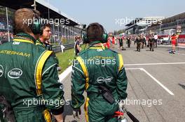 Caterham F1 Team mechanics await their cars on the grid. 09.09.2012. Formula 1 World Championship, Rd 13, Italian Grand Prix, Monza, Italy, Race Day
