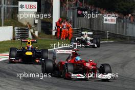 Fernando Alonso (ESP) Ferrari F2012 leads Mark Webber (AUS) Red Bull Racing RB8. 09.09.2012. Formula 1 World Championship, Rd 13, Italian Grand Prix, Monza, Italy, Race Day