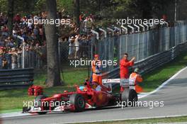  Fernando Alonso (ESP) Ferrari F2012 waves to the fans at the end of the race. 09.09.2012. Formula 1 World Championship, Rd 13, Italian Grand Prix, Monza, Italy, Race Day