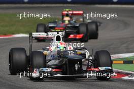 Sergio Perez (MEX) Sauber C31 leads Lewis Hamilton (GBR) McLaren MP4/27. 09.09.2012. Formula 1 World Championship, Rd 13, Italian Grand Prix, Monza, Italy, Race Day