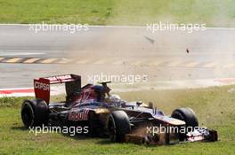 Jean-Eric Vergne (FRA) Scuderia Toro Rosso STR7 crashes out of the race. 09.09.2012. Formula 1 World Championship, Rd 13, Italian Grand Prix, Monza, Italy, Race Day