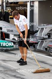 Mercedes AMG F1 W03 mechanic sweeps the pit lane. 08.09.2012. Formula 1 World Championship, Rd 13, Italian Grand Prix, Monza, Italy, Qualifying Day