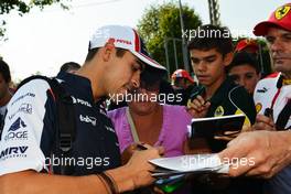 Pastor Maldonado (VEN) Williams signs autographs for the fans. 06.09.2012. Formula 1 World Championship, Rd 13, Italian Grand Prix, Monza, Italy, Preparation Day