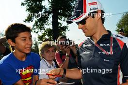 Bruno Senna (BRA) Williams signs autographs for the fans. 06.09.2012. Formula 1 World Championship, Rd 13, Italian Grand Prix, Monza, Italy, Preparation Day