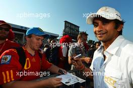 Narain Karthikeyan (IND) Hispania Racing F1 Team (HRT) signs autographs for the fans. 06.09.2012. Formula 1 World Championship, Rd 13, Italian Grand Prix, Monza, Italy, Preparation Day