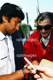 Narain Karthikeyan (IND) Hispania Racing F1 Team (HRT) signs autographs for the fans. 06.09.2012. Formula 1 World Championship, Rd 13, Italian Grand Prix, Monza, Italy, Preparation Day