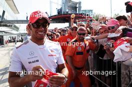 Lewis Hamilton (GBR) McLaren signs autographs for the fans. 06.09.2012. Formula 1 World Championship, Rd 13, Italian Grand Prix, Monza, Italy, Preparation Day