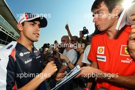 Pastor Maldonado (VEN) Williams signs autographs for the fans. 06.09.2012. Formula 1 World Championship, Rd 13, Italian Grand Prix, Monza, Italy, Preparation Day