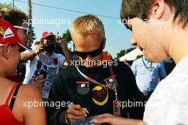 Heikki Kovalainen (FIN) Caterham signs autographs for the fans. 06.09.2012. Formula 1 World Championship, Rd 13, Italian Grand Prix, Monza, Italy, Preparation Day
