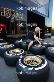 Lotus F1 Team mechanic marks Pirelli tyres. 06.09.2012. Formula 1 World Championship, Rd 13, Italian Grand Prix, Monza, Italy, Preparation Day