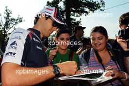 Bruno Senna (BRA) Williams signs autographs for the fans. 06.09.2012. Formula 1 World Championship, Rd 13, Italian Grand Prix, Monza, Italy, Preparation Day