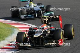 Romain Grosjean (FRA) Lotus F1 E20 leads Nico Rosberg (GER) Mercedes AMG F1 W03. 05.10.2012. Formula 1 World Championship, Rd 15, Japanese Grand Prix, Suzuka, Japan, Practice Day.