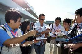 Michael Schumacher (GER) Mercedes AMG F1 signs autographs for the fans. 05.10.2012. Formula 1 World Championship, Rd 15, Japanese Grand Prix, Suzuka, Japan, Practice Day.