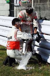 McLaren mechanics with a race seat on the grid. 07.10.2012. Formula 1 World Championship, Rd 15, Japanese Grand Prix, Suzuka, Japan, Race Day.