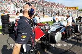 Adrian Newey (GBR) Red Bull Racing Chief Technical Officer looks at the McLaren MP4/27 of Lewis Hamilton (GBR) McLaren on the grid. 07.10.2012. Formula 1 World Championship, Rd 15, Japanese Grand Prix, Suzuka, Japan, Race Day.