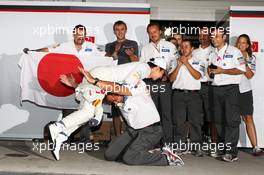 Kamui Kobayashi (JPN) Sauber celebrates his third position with Beat Zehnder (SUI) Sauber F1 Team Manager and the team. 07.10.2012. Formula 1 World Championship, Rd 15, Japanese Grand Prix, Suzuka, Japan, Race Day.