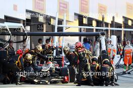Romain Grosjean (FRA) Lotus F1 E20 makes a pit stop. 07.10.2012. Formula 1 World Championship, Rd 15, Japanese Grand Prix, Suzuka, Japan, Race Day.