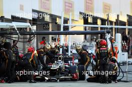 Kimi Raikkonen (FIN) Lotus F1 E20 makes a pit stop. 07.10.2012. Formula 1 World Championship, Rd 15, Japanese Grand Prix, Suzuka, Japan, Race Day.