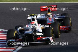 Lewis Hamilton (GBR) McLaren MP4/27 and Sergio Perez (MEX) Sauber C31 battle for position. 07.10.2012. Formula 1 World Championship, Rd 15, Japanese Grand Prix, Suzuka, Japan, Race Day.