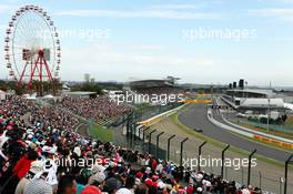 Fans watch Sebastian Vettel (GER) Red Bull Racing RB8. 06.10.2012. Formula 1 World Championship, Rd 15, Japanese Grand Prix, Suzuka, Japan, Qualifying Day.