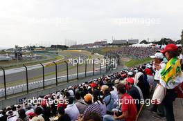 Fans watch Kamui Kobayashi (JPN) Sauber C31. 06.10.2012. Formula 1 World Championship, Rd 15, Japanese Grand Prix, Suzuka, Japan, Qualifying Day.