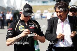 Kimi Raikkonen (FIN) Lotus F1 Team signs autographs for the fans. 04.10.2012. Formula 1 World Championship, Rd 15, Japanese Grand Prix, Suzuka, Japan, Preparation Day.