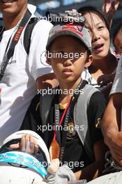 A young fan at the pit lane walkabout. 04.10.2012. Formula 1 World Championship, Rd 15, Japanese Grand Prix, Suzuka, Japan, Preparation Day.