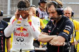 Mark Webber (AUS) Red Bull Racing with Ciaron Pilbeam (GBR) Red Bull Racing Race Engineer on the grid. 14.10.2012. Formula 1 World Championship, Rd 16, Korean Grand Prix, Yeongam, South Korea, Race Day.