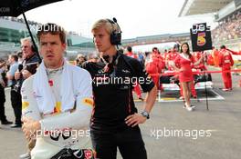 Sebastian Vettel (GER) Red Bull Racing with Heikki Huovinen (FIN) Personal Trainer on the grid. 14.10.2012. Formula 1 World Championship, Rd 16, Korean Grand Prix, Yeongam, South Korea, Race Day.