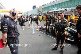 Adrian Newey (GBR) Red Bull Racing Chief Technical Officer takes a look at the Lotus F1 E20 of Kimi Raikkonen (FIN) Lotus F1 Team. 14.10.2012. Formula 1 World Championship, Rd 16, Korean Grand Prix, Yeongam, South Korea, Race Day.