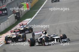 Pastor Maldonado (VEN) Williams FW34 leads Jean-Eric Vergne (FRA) Scuderia Toro Rosso STR7 and Daniel Ricciardo (AUS) Scuderia Toro Rosso STR7. 14.10.2012. Formula 1 World Championship, Rd 16, Korean Grand Prix, Yeongam, South Korea, Race Day.