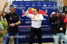 Psy (KOR) Rapper performs his dance for his global hit song Gangnam Style with Mark Webber (AUS) Red Bull Racing (Left) and Sebastian Vettel (GER) Red Bull Racing (Right). 14.10.2012. Formula 1 World Championship, Rd 16, Korean Grand Prix, Yeongam, South Korea, Race Day.
