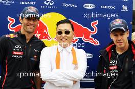 Psy (KOR) Rapper famous for Gangnam Style with Mark Webber (AUS) Red Bull Racing (Left) and Sebastian Vettel (GER) Red Bull Racing (Right). 14.10.2012. Formula 1 World Championship, Rd 16, Korean Grand Prix, Yeongam, South Korea, Race Day.