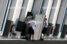 Mercedes GP mechanics 11.09.2012. Formula One Young Drivers Test, Day 1, Magny-Cours, France.