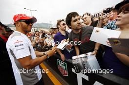 Lewis Hamilton (GBR) McLaren signs autographs for the fans. 25.05.2012. Formula 1 World Championship, Rd 6, Monaco Grand Prix, Monte Carlo, Monaco, Friday